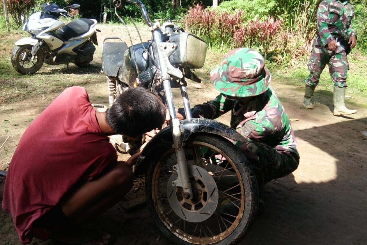 Satgas TMMD, bantu warga memperbaiki sepeda motor