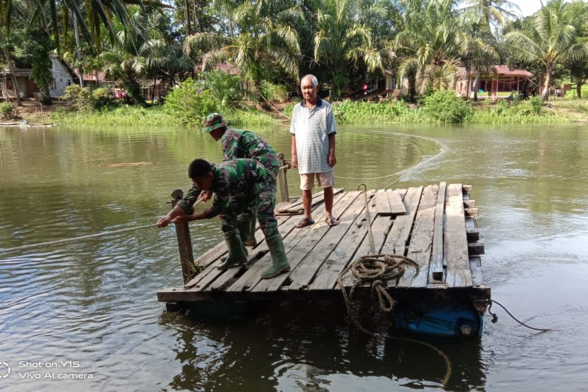 Gunakan rakit,Anggota TMMD bantu warga seberangi sungai