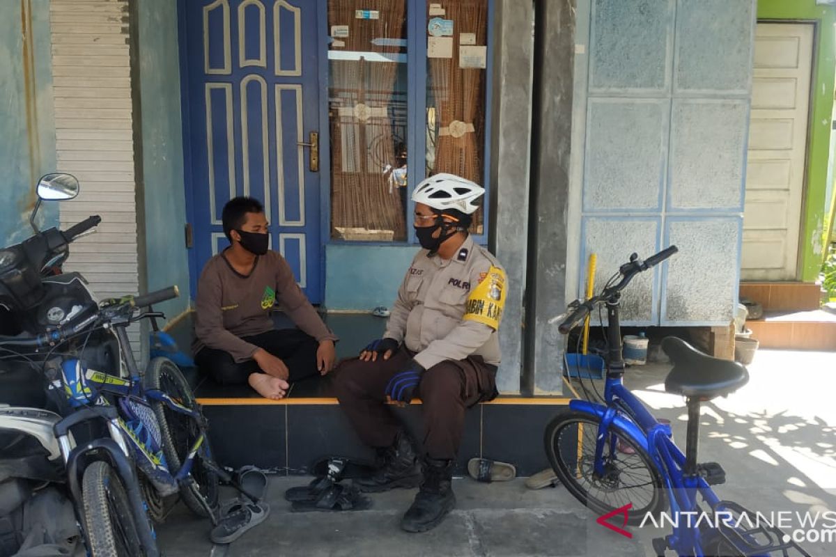 Aipda Abdul Aziz sambangi warga dengan bersepeda