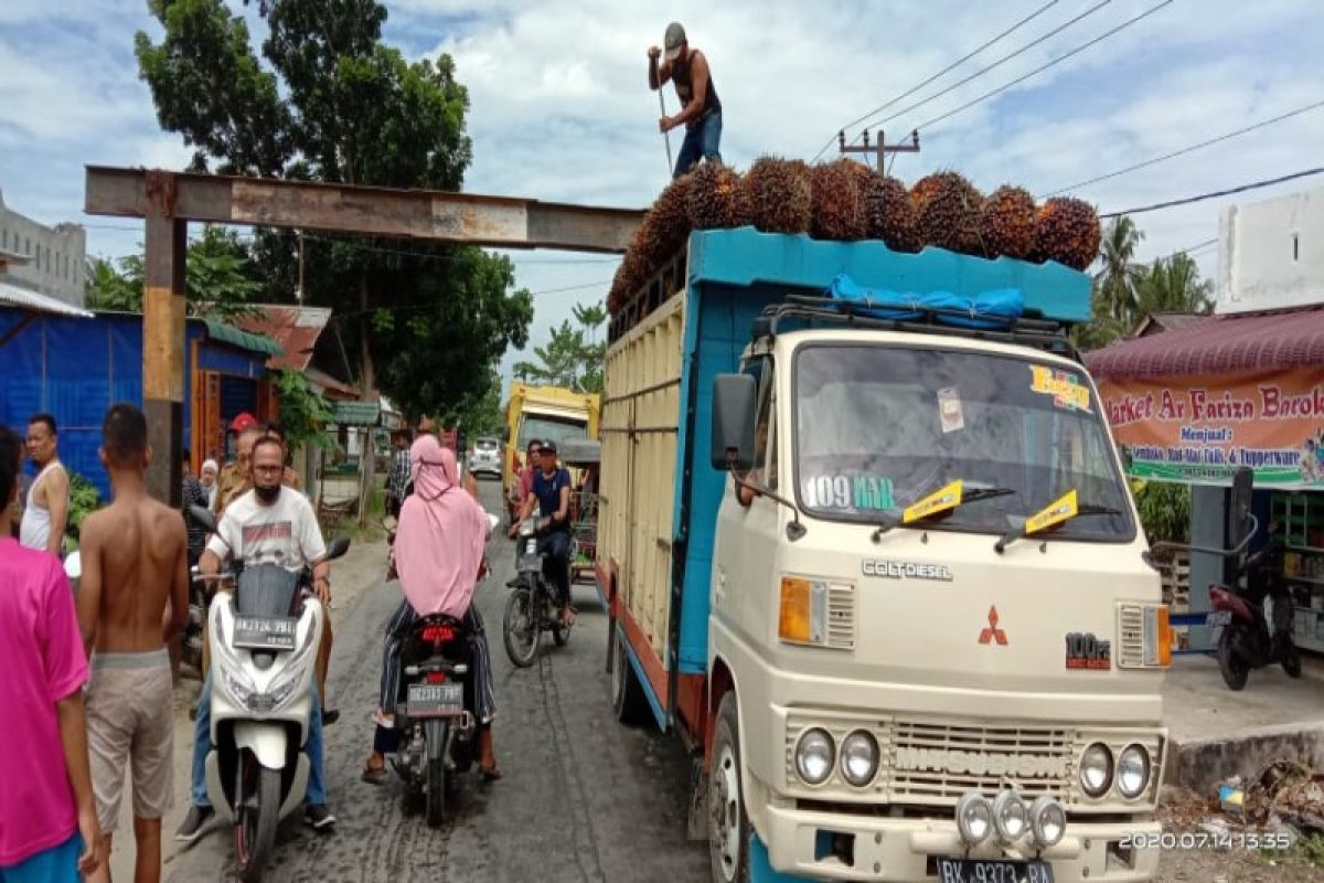 Warga Desa Lalang Langkat minta tertibkan truk angkutan sawit melintasi portal