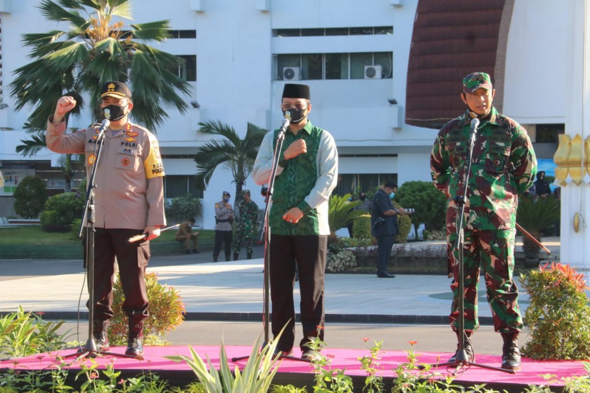 Kapolda NTB bersama Gubernur dan Danrem 162/WB pimpin Apel Tiga Pilar dalam rangka perang terhadap penyebaran COVID-19