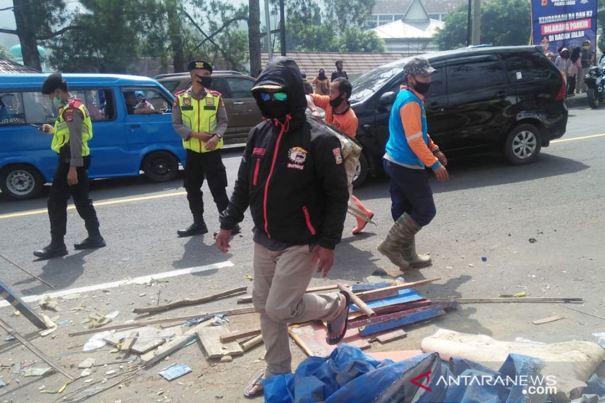 Satpol PP membongkar warung di sekitar "rest area" Puncak Bogor