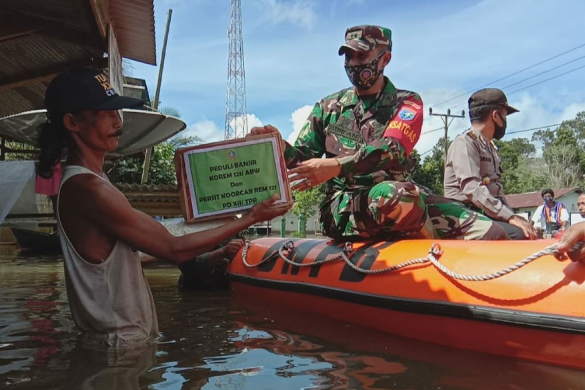 Korem 121/Abw dan Persit beri bantuan pada korban banjir di Ketapang