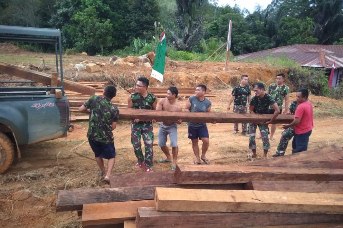 TNI - warga perbatasan gotong royong di lokasi TMMD Kodim Putussibau