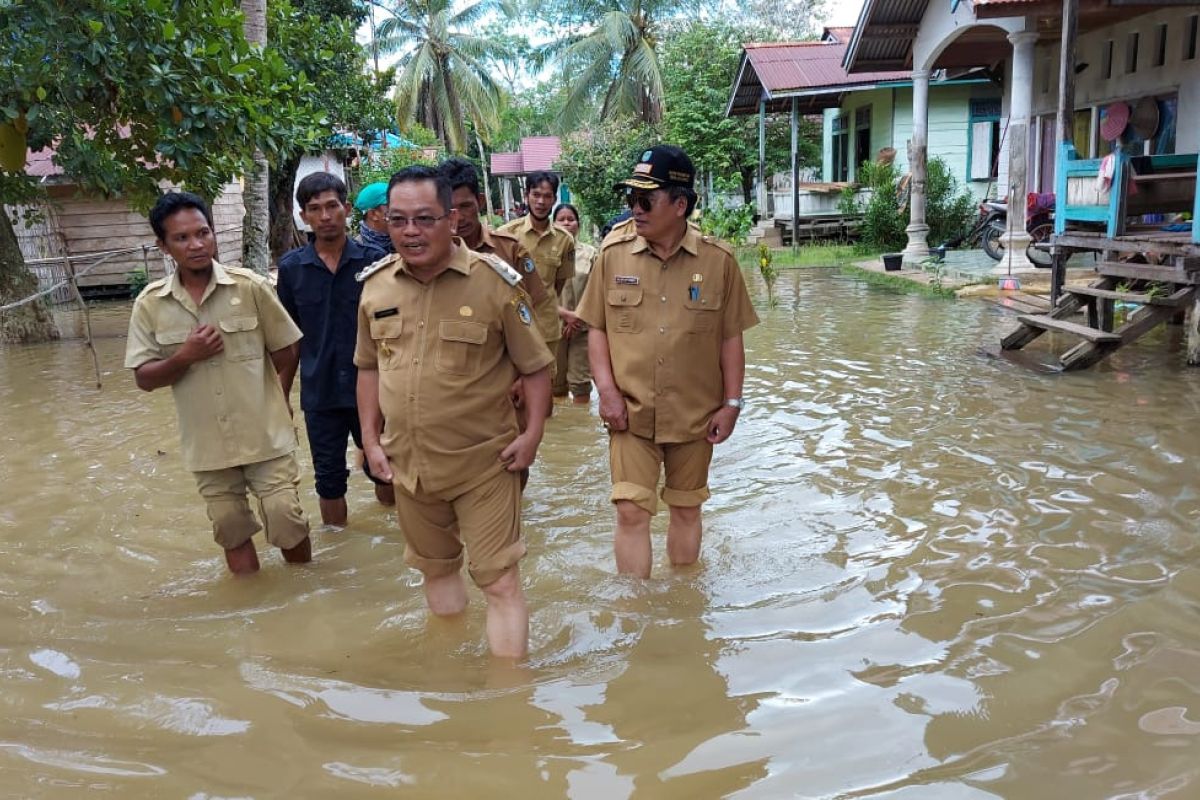 Pemkab Sintang bantu sembako untuk  korban banjir di Kayan Hilir