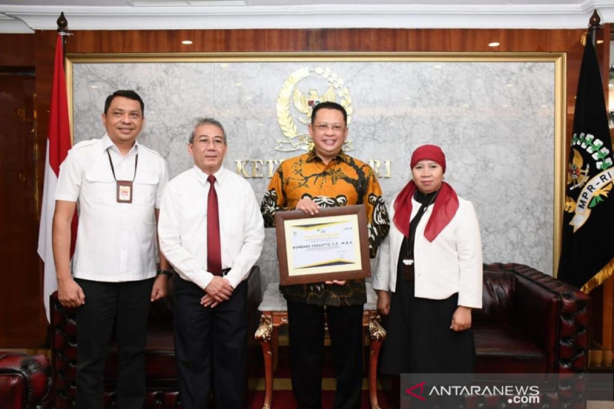 Bambang Soesatyo terima piagam penghargaan dari Direktorat Jenderal Pajak