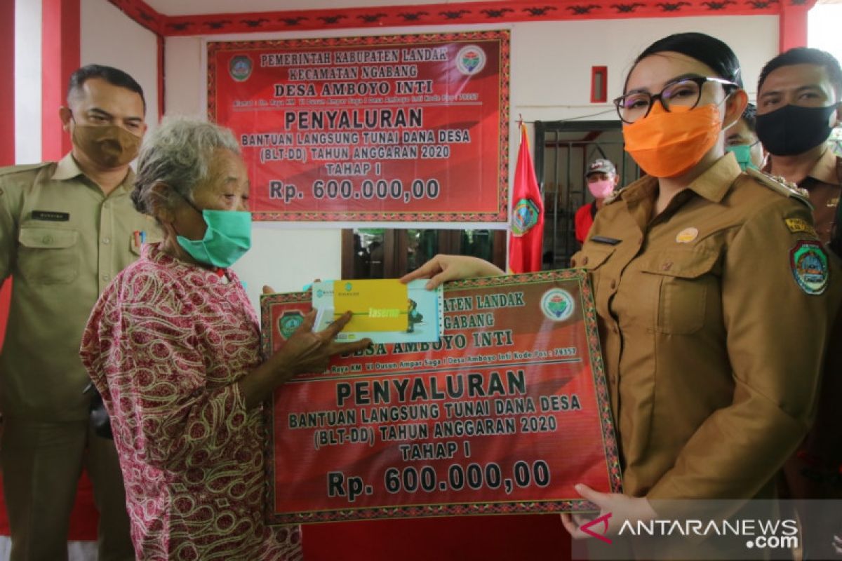 Bupati Landak salurkan BLT Dana Desa di Desa Amboyo Inti