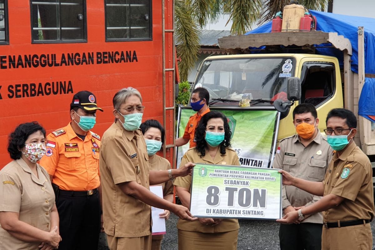 Pemprov Kalbar salurkan bantuan delapan ton beras untuk korban banjir di Sintang