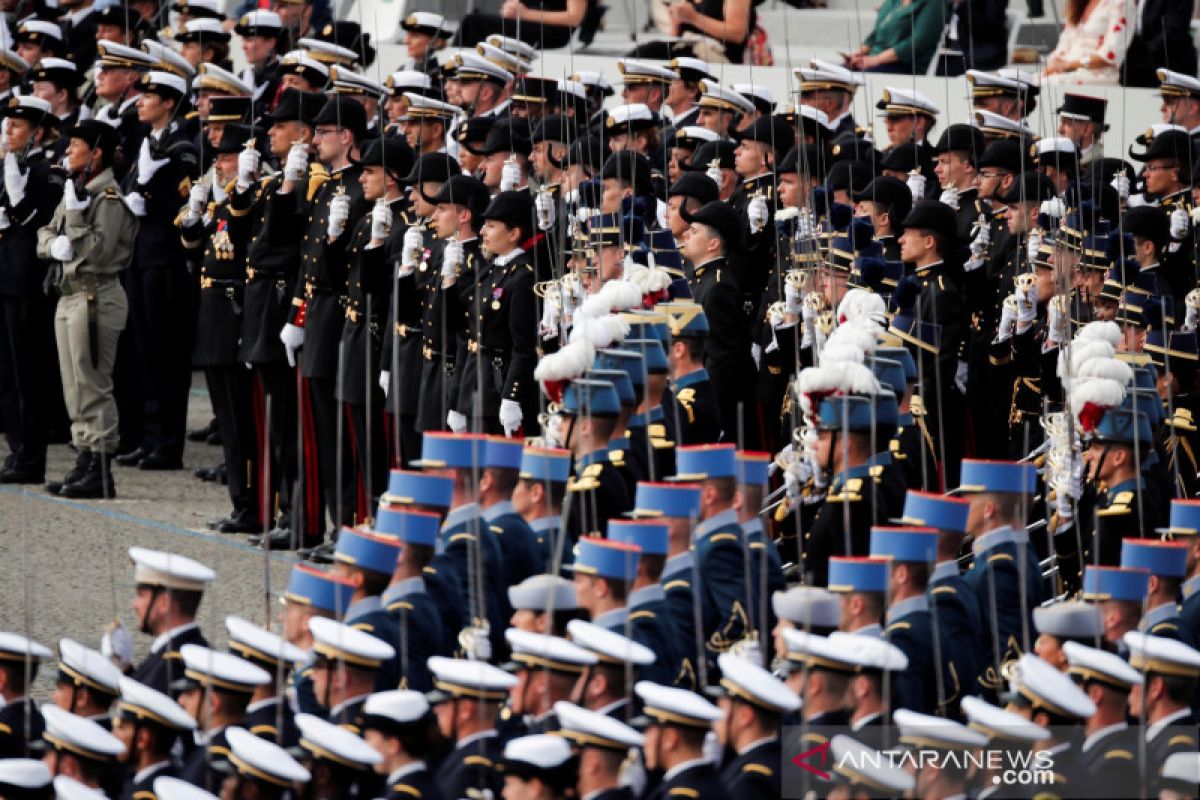 Menteri Prancis lupa gunakan masker saat hadiri parade Hari Bastille