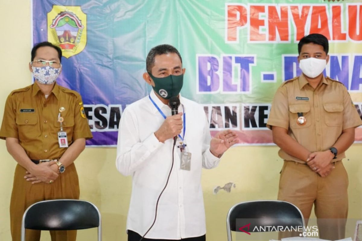 Pati beri sanksi menyapu dan pungut sampah bagi warga tak bermasker