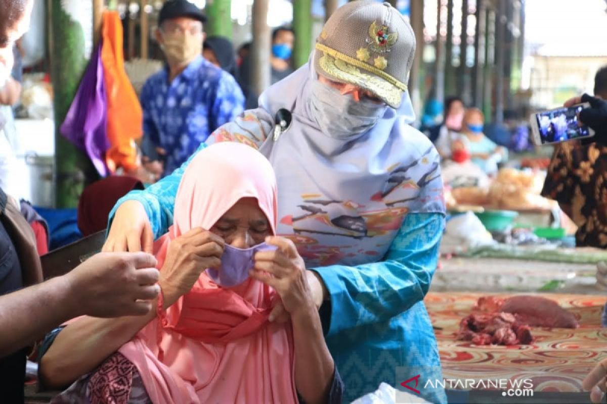 Wagub NTB minta pedagang dan pengunjung pasar disiplin gunakan masker