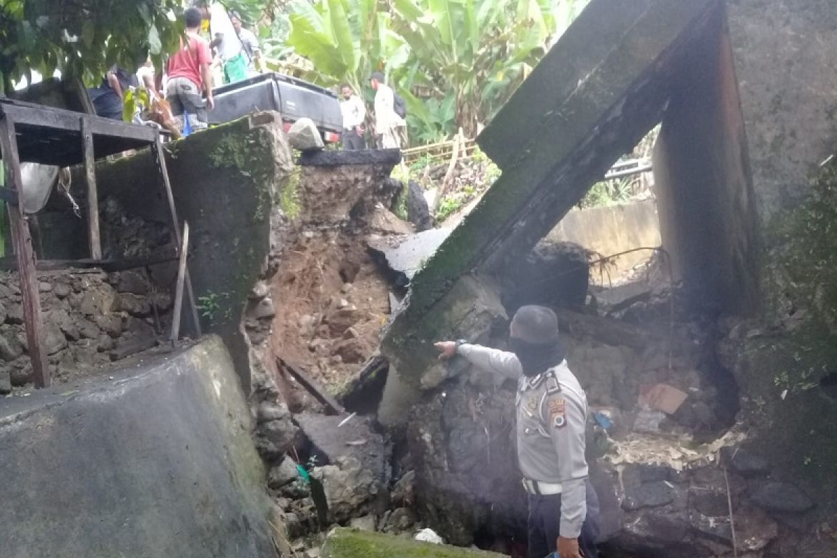 Hujan lebat longsorkan talud penahan jembatan Halong