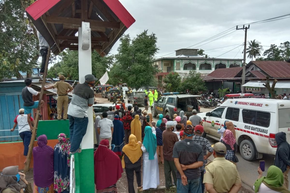 Satgas COVID -19 Sultra : sebagai wujud penghargaan almarhumah dikebumikan di kampung halaman