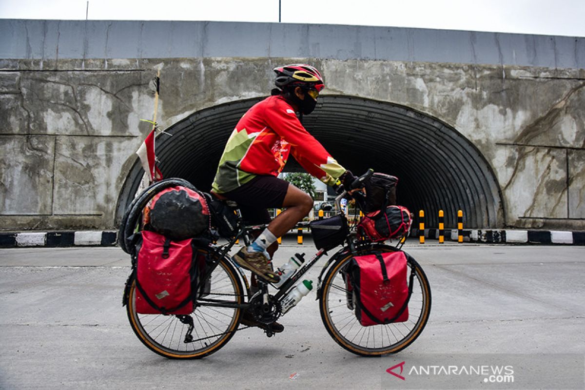 Mahir Abdullah bersepeda 17.000 KM menjelajahi Indonesia