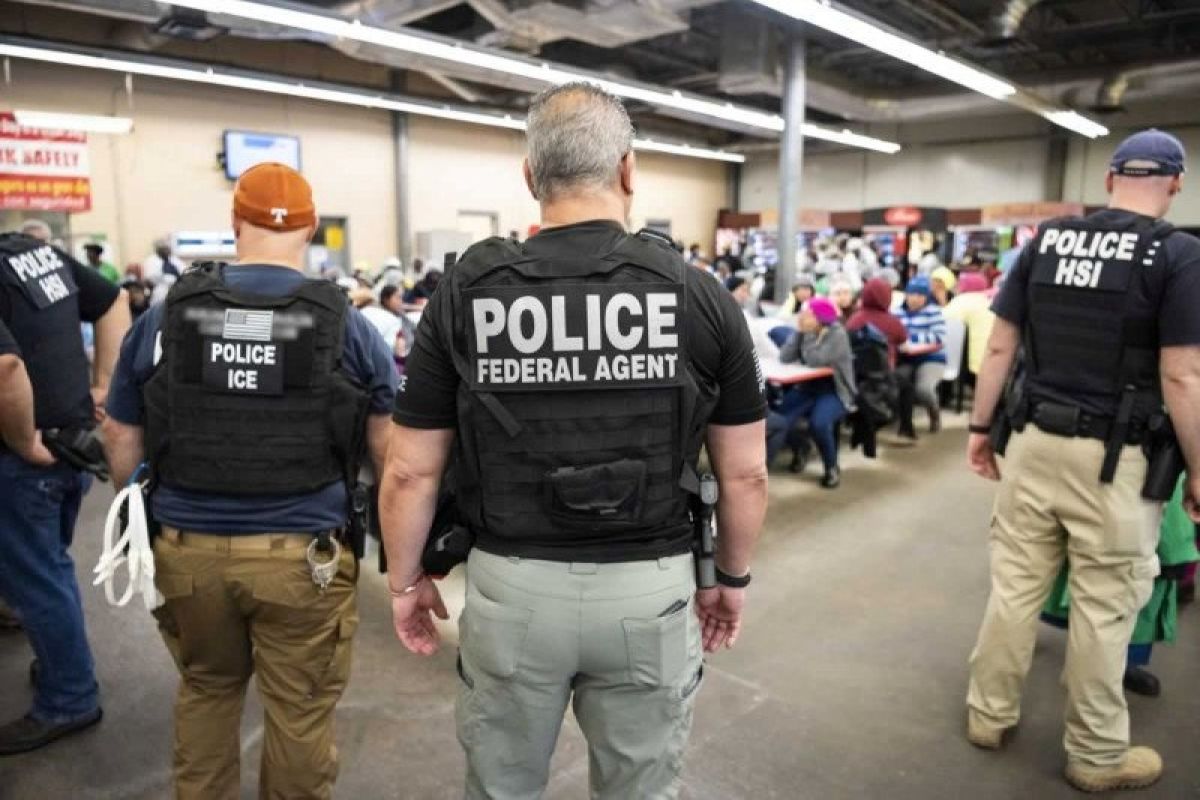 Hampir 1.000 pegawai pusat penahanan imigrasi AS positif corona