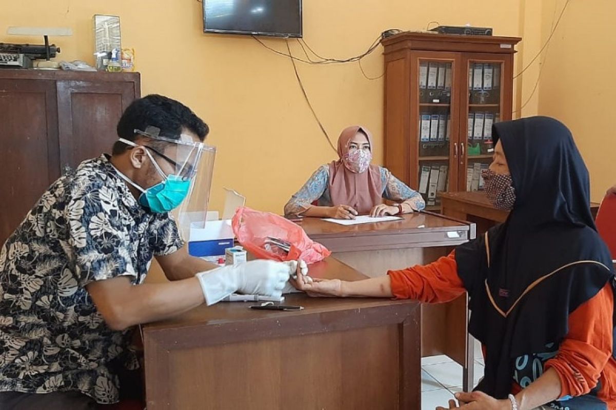 Setelah kematian rekannya, pedagang di Kudus jalani tes cepat corona