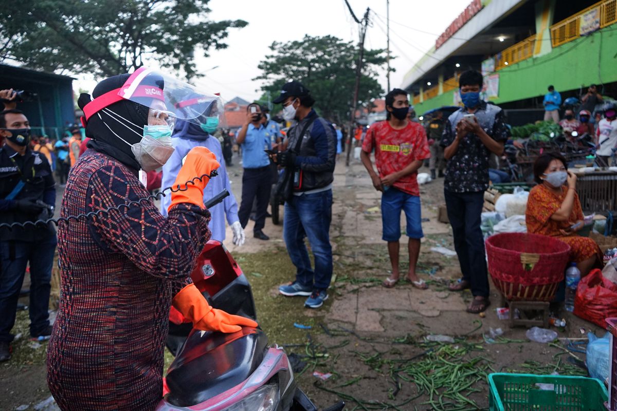 Risma pimpin operasi penertiban masker di Pasar Keputran