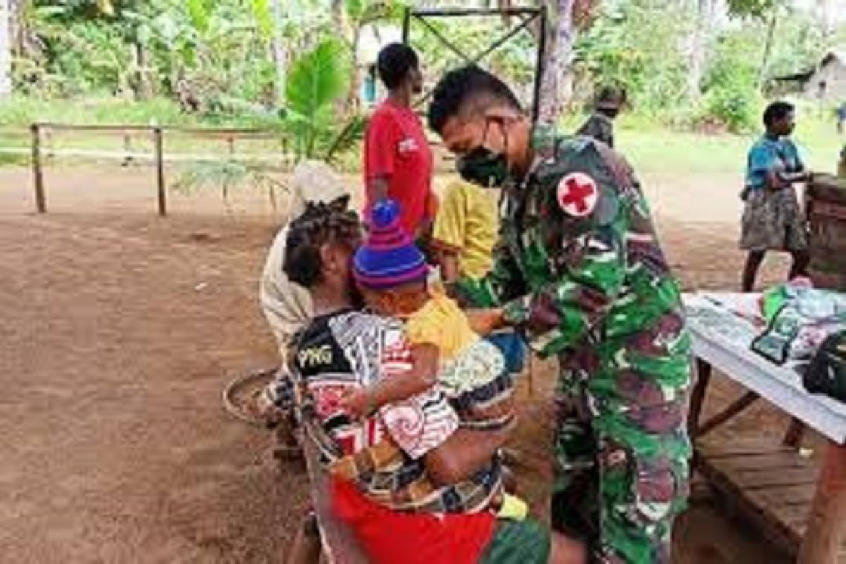 Prajurit TNI keliling kampung bantu layani pengobatan di perbatasan RI-PNG