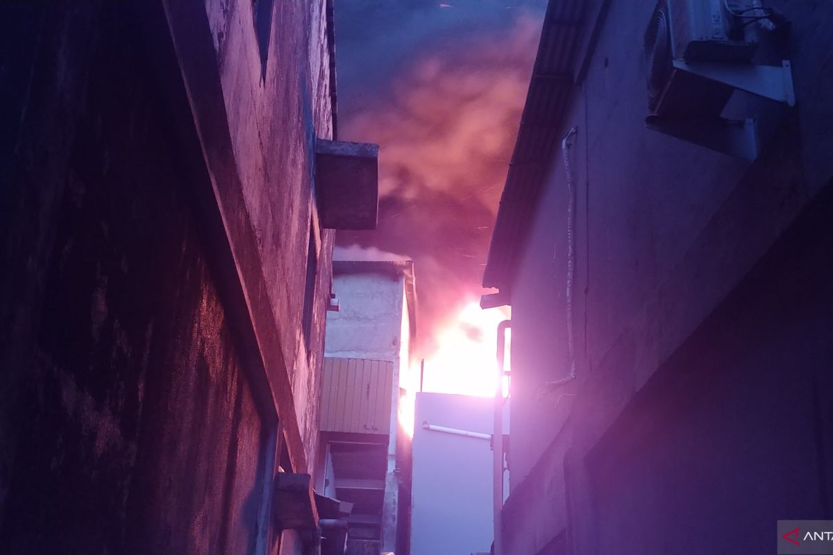 Polisi selidiki penyebab kebakaran dua toko di Jalan Bandar Olo Padang