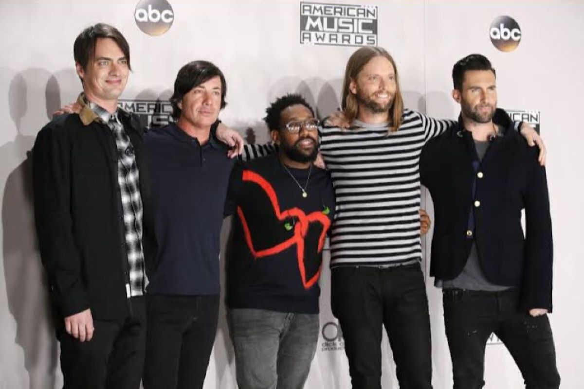 Mickey Madden memutuskan cuti dari Maroon 5 terkait KDRT