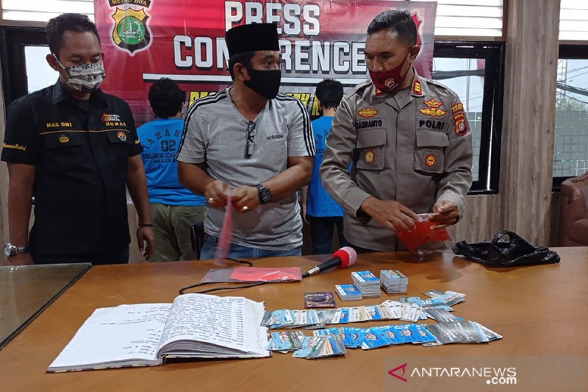 Empat orang  pemeras pedagang di Jakarta Barat resmi jadi tahanan Kejaksaan