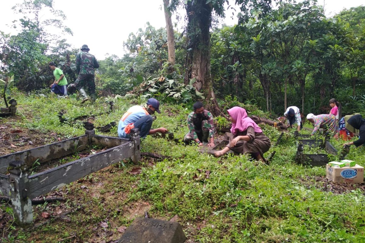 Satgas TMMD, bantu warga membersihkan lingkungan pemakaman