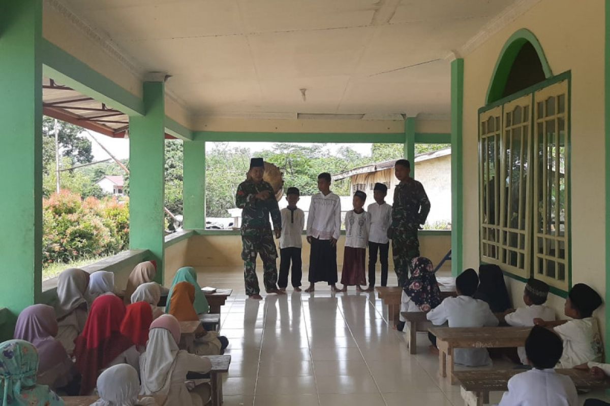 Satgas TMMD bimbing anak-anak Taman Pengajian Al-quran