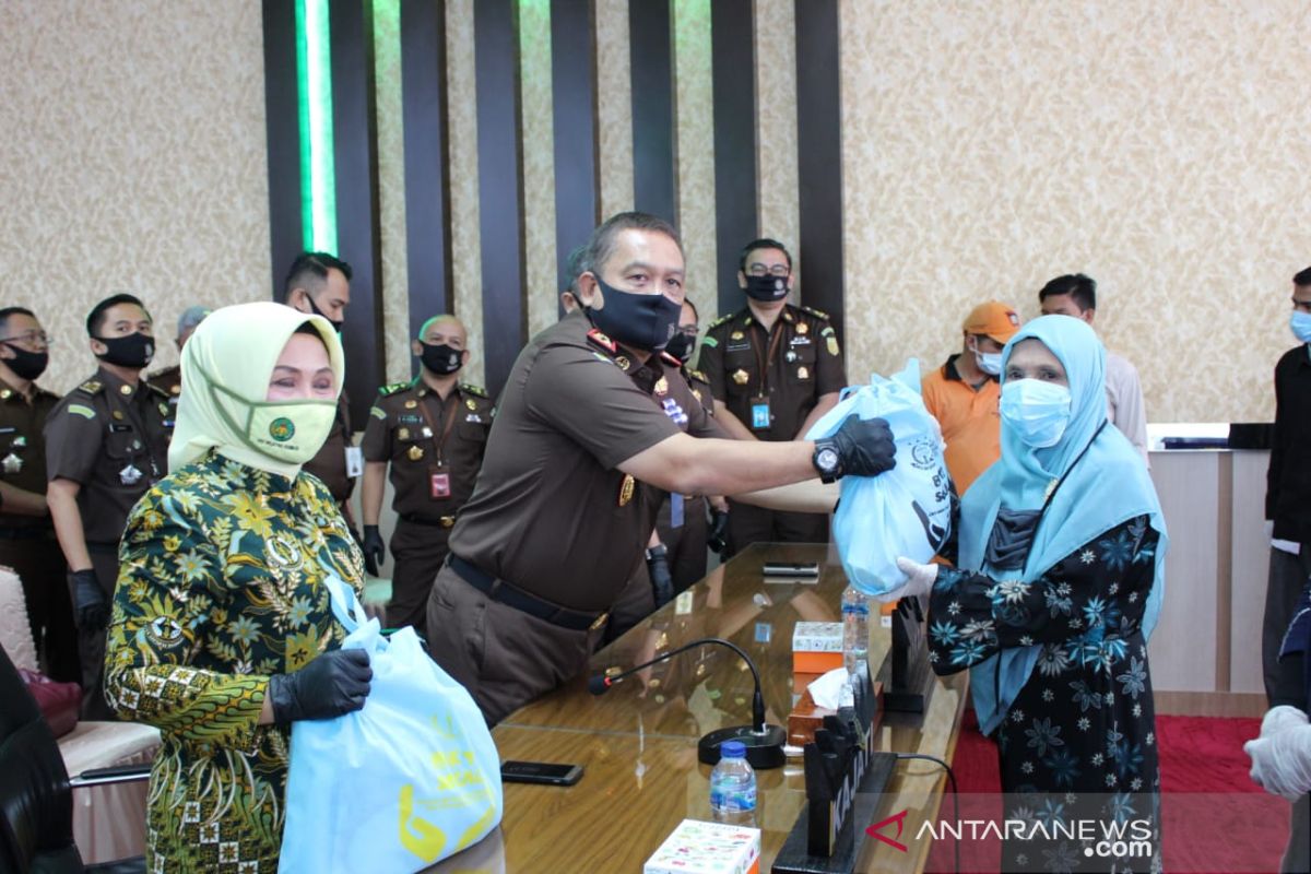 Kejati Sumbar bagikan ribuan paket bahan makanan pokok peringati Hari Bhakti Adhyaksa