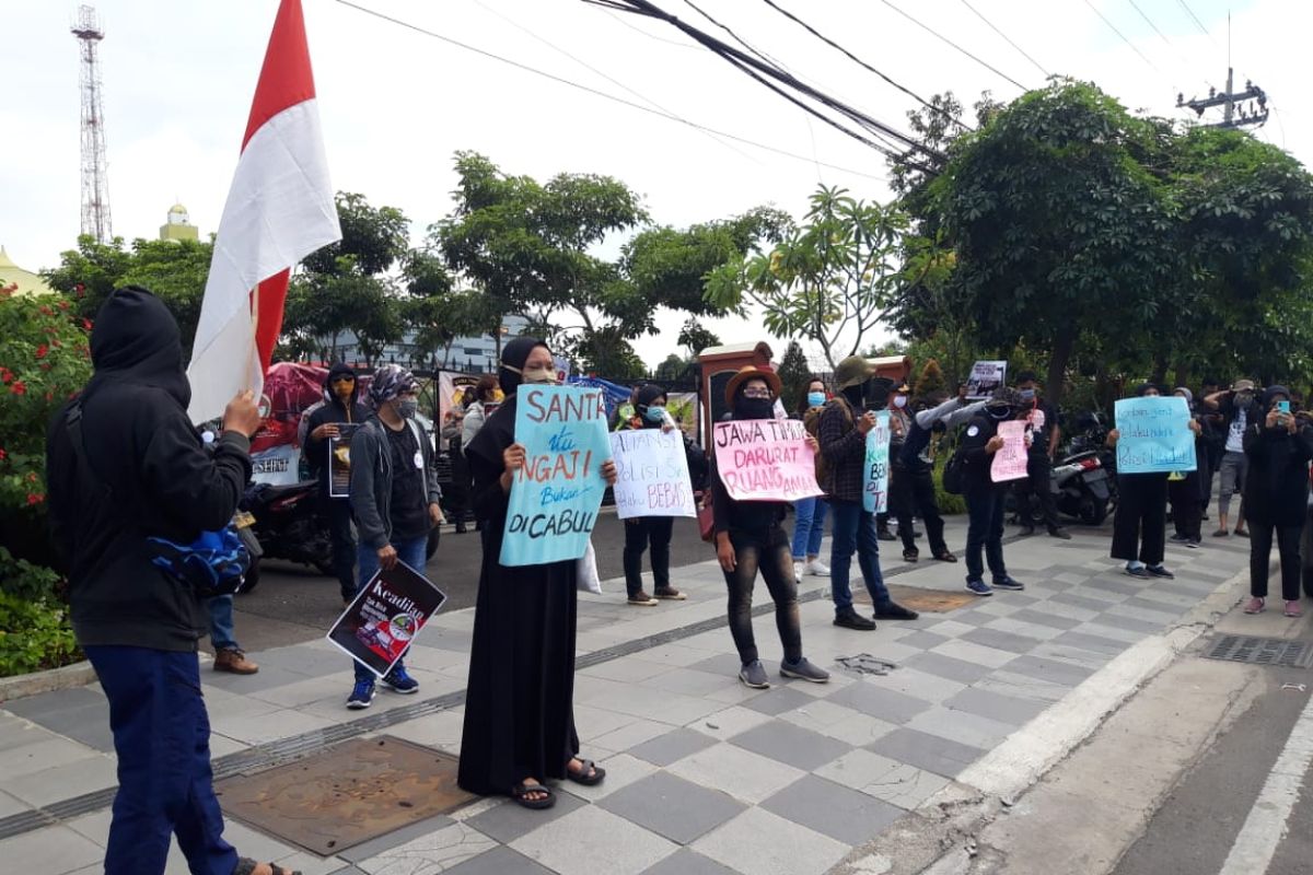 Puluhan santri desak polisi tuntaskan kasus pencabulan libatkan anak kiai di Jombang