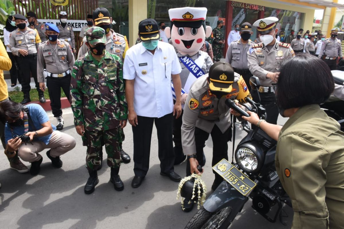 Polres Mojokerto gunakan "mobil-motor dolan-dolan" tekan COVID-19