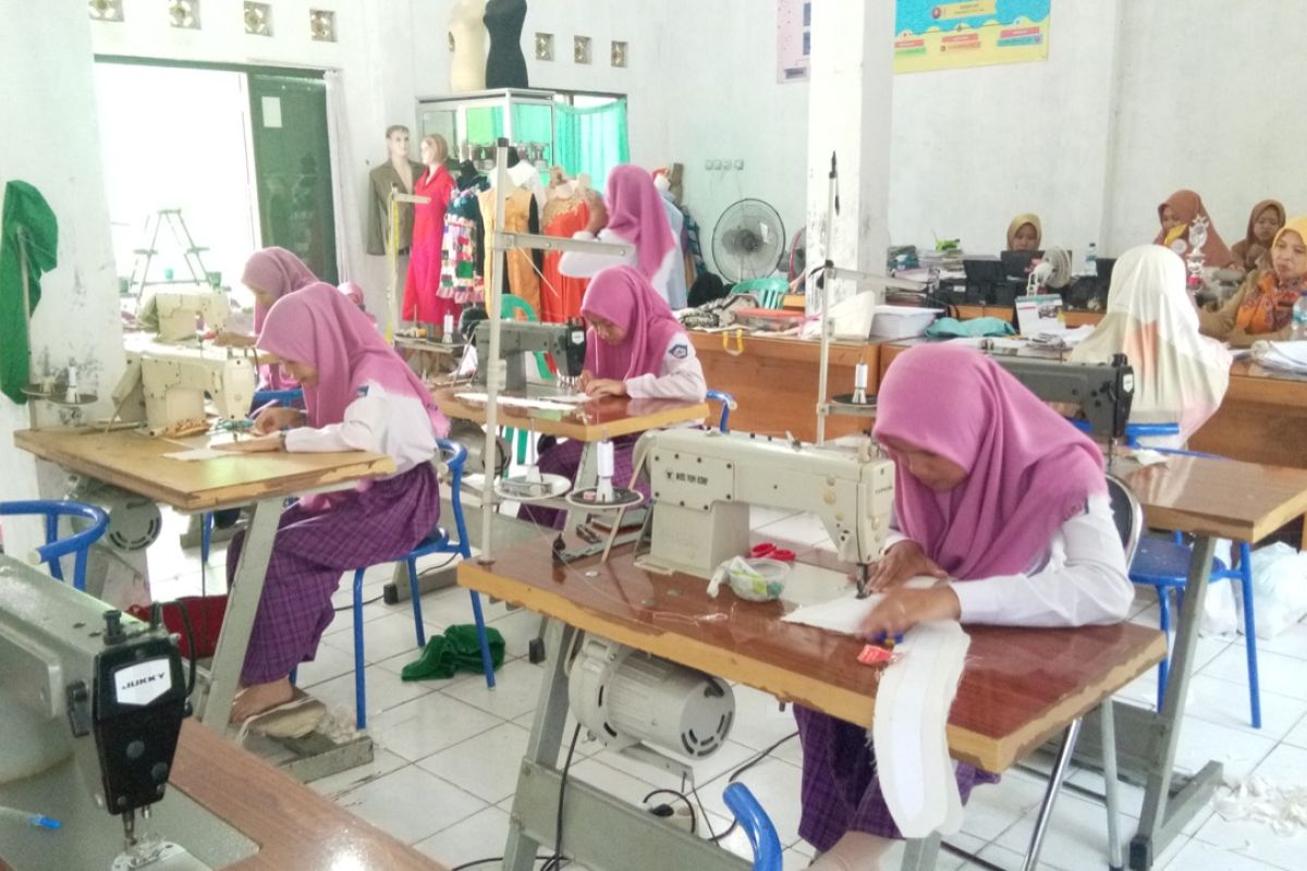 Bantu penanganan COVID - 19 SMK Negeri 1 Tanjung sediakan   masker dan APD