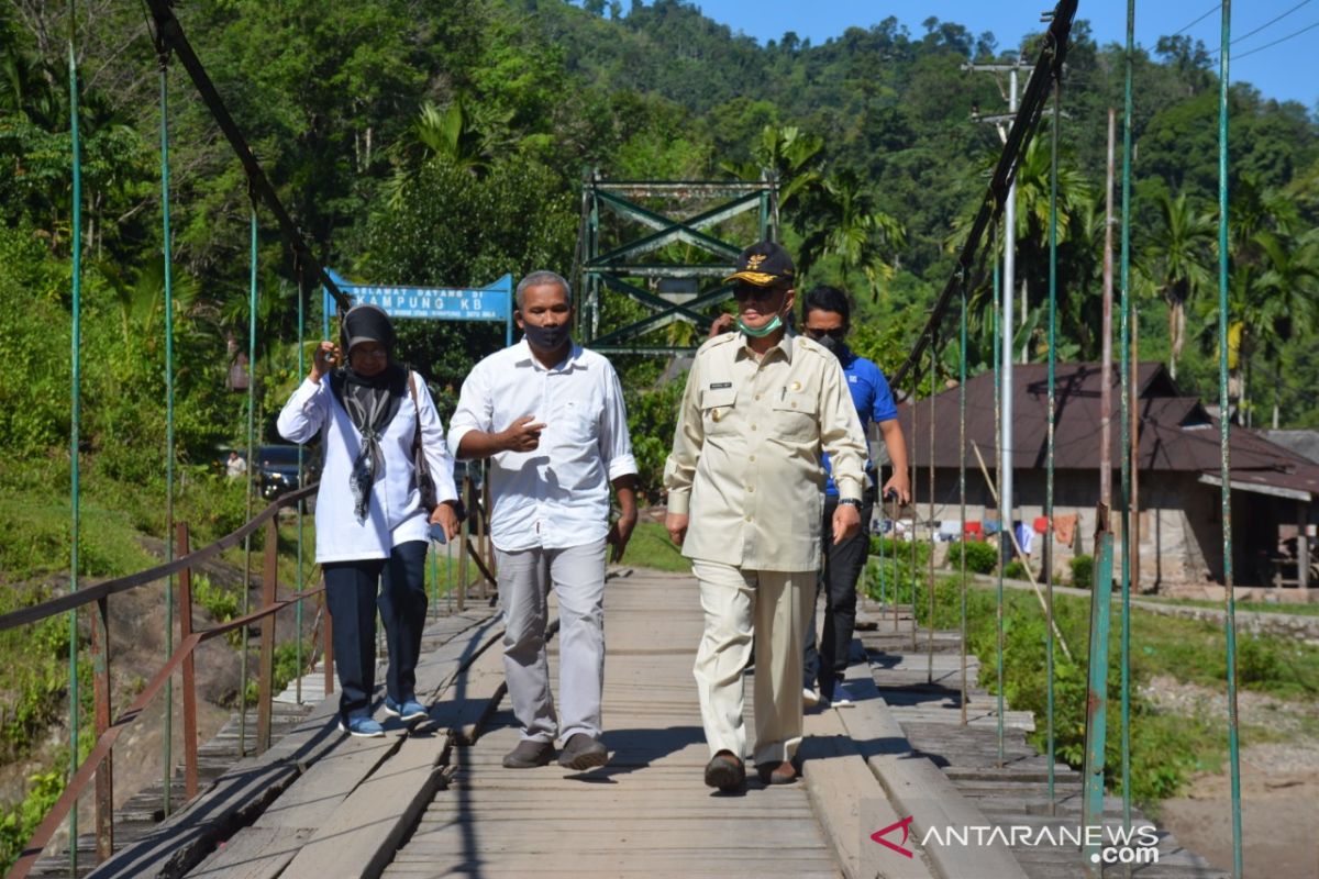 Jalan rusak dan jembatan lapuk, Wagub Sumbar prihatin nasib warga Langgai