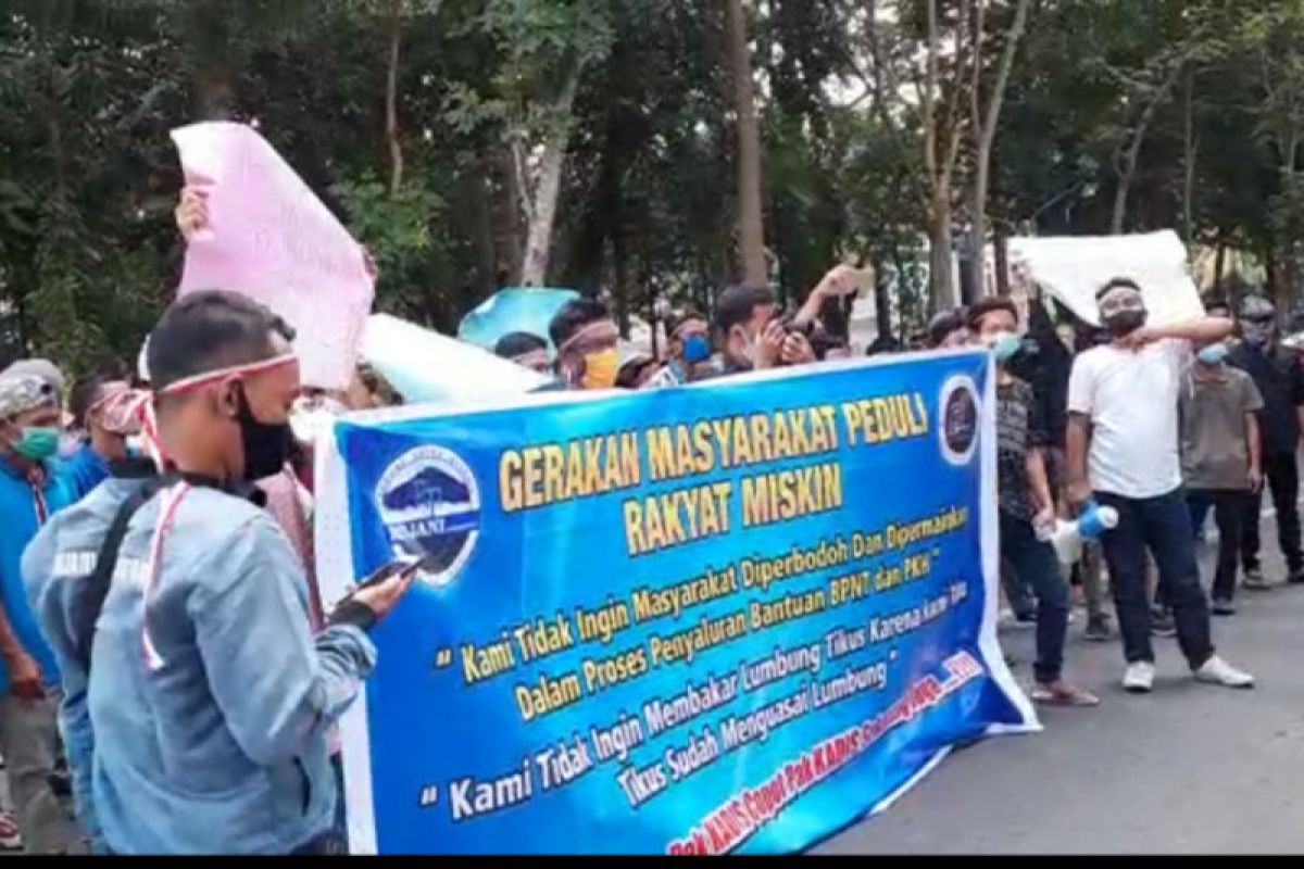 Ratusan warga demo di kantor Bupati Lotim terkait bansos