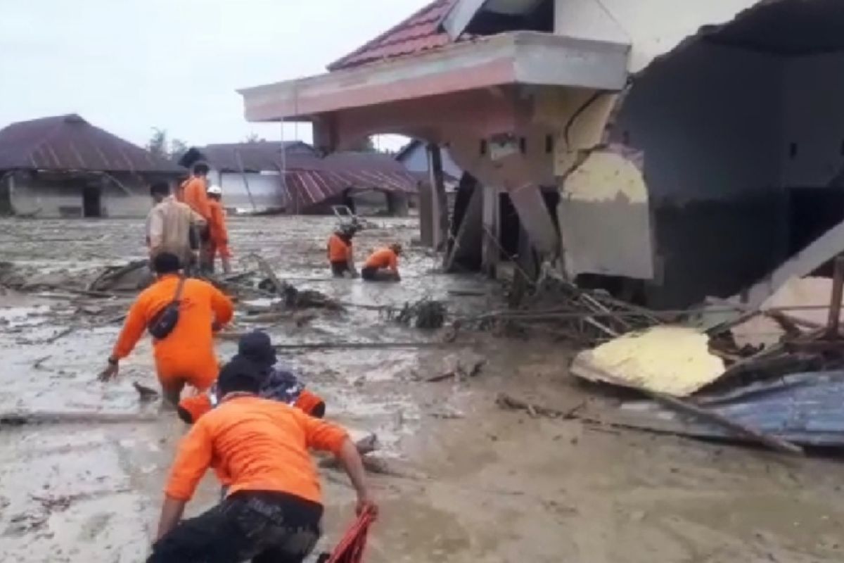 Korban jiwa banjir Luwu Utara bertambah tiga menjadi 19 orang