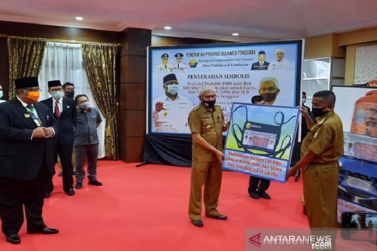 Dikbud Sulawesi Tenggara serahkan ribuan masker untuk siswa dua kabupaten