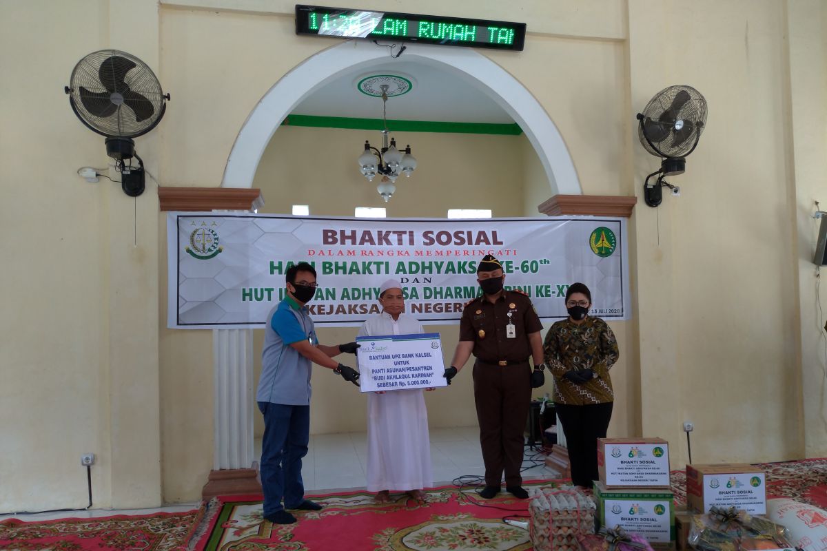 Bank Kalsel Cabang Rantau serahkan bantuan UPZ ke panti asuhan