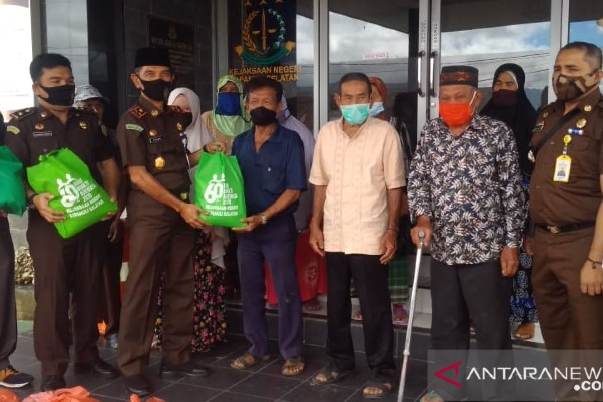 Kejari Tapsel bagi ratusan paket sembako songsong HUT ke-60 Adhyaksa