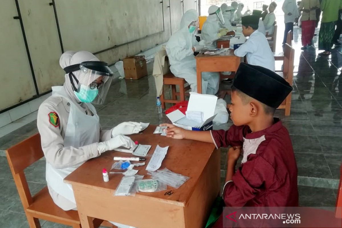 Biddokes Polda Banten tes cepat santri Ponpes Nawawi Albantani