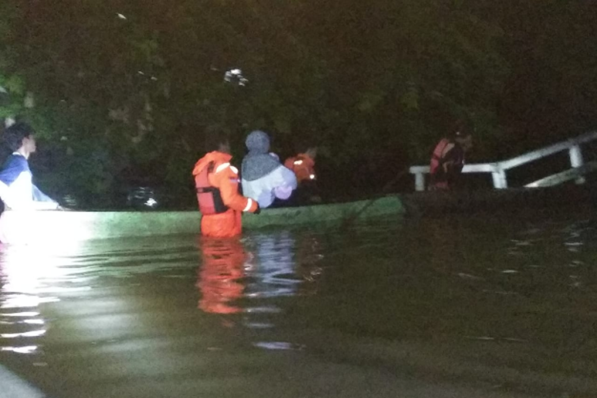 TRC Pramuka dan Pol PP evakuasi bayi dari banjir di Putussibau