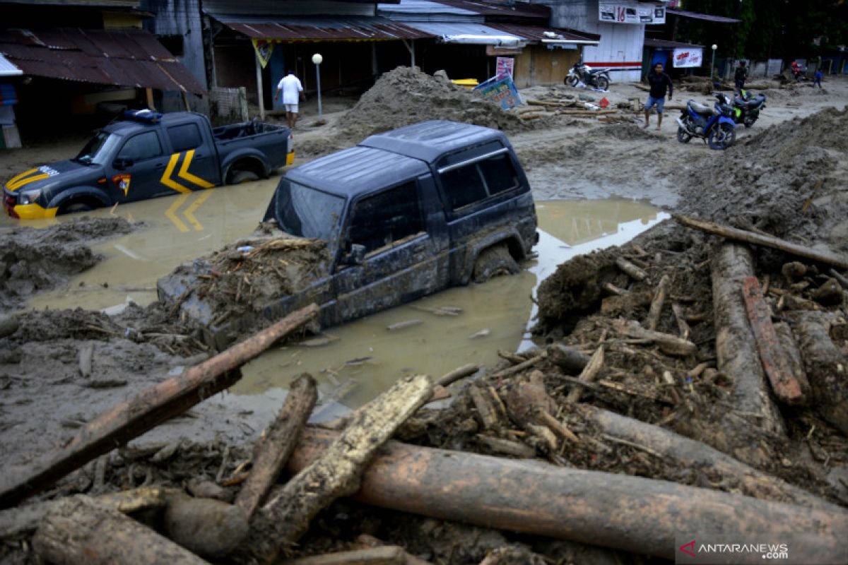 10 hanyut, 213 rumah tertimbun pasir dan lumpur akibat banjir bandang