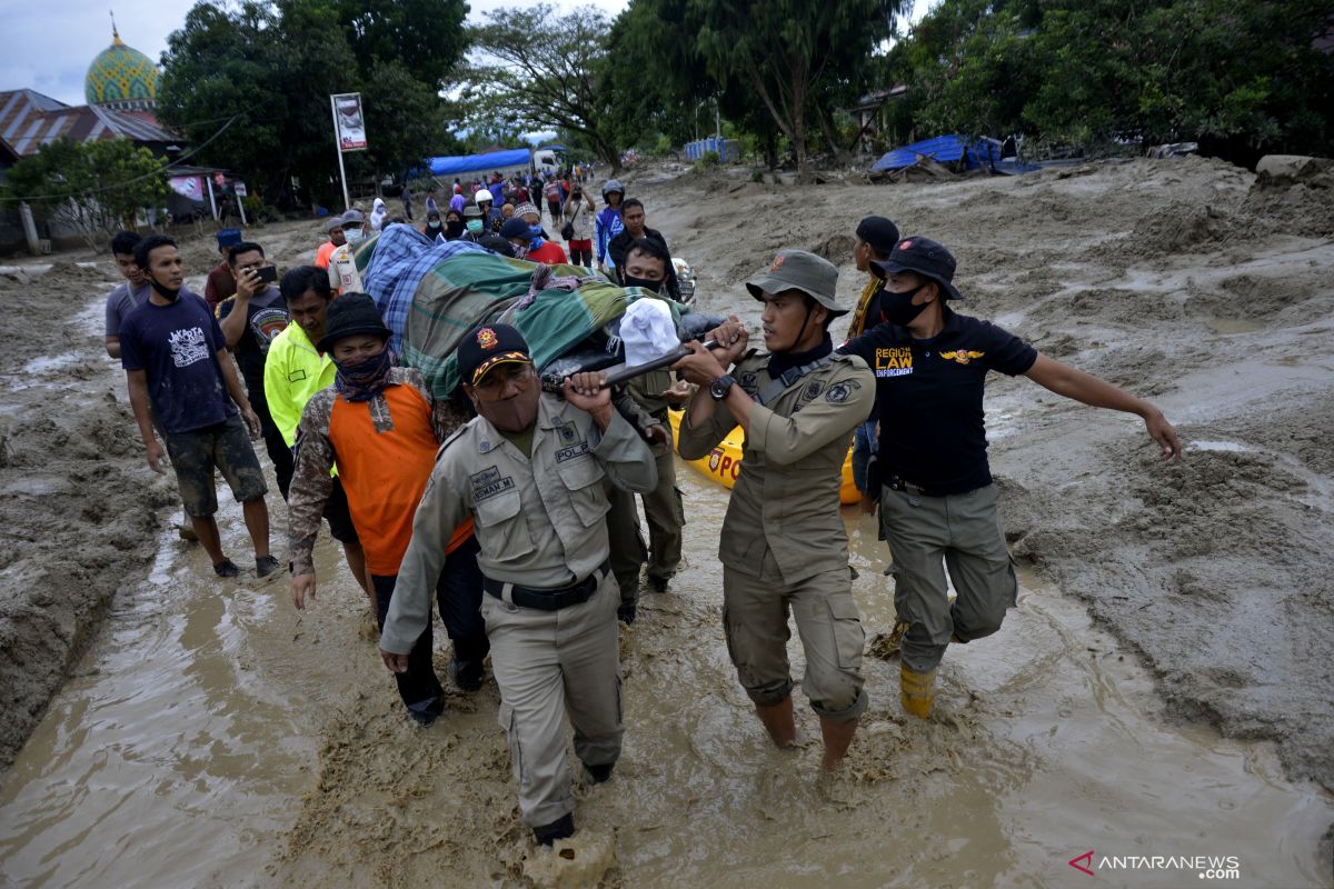 BPBD sebut 24 orang meninggal dan 69 hilang akibat banjir di Luwu Utara