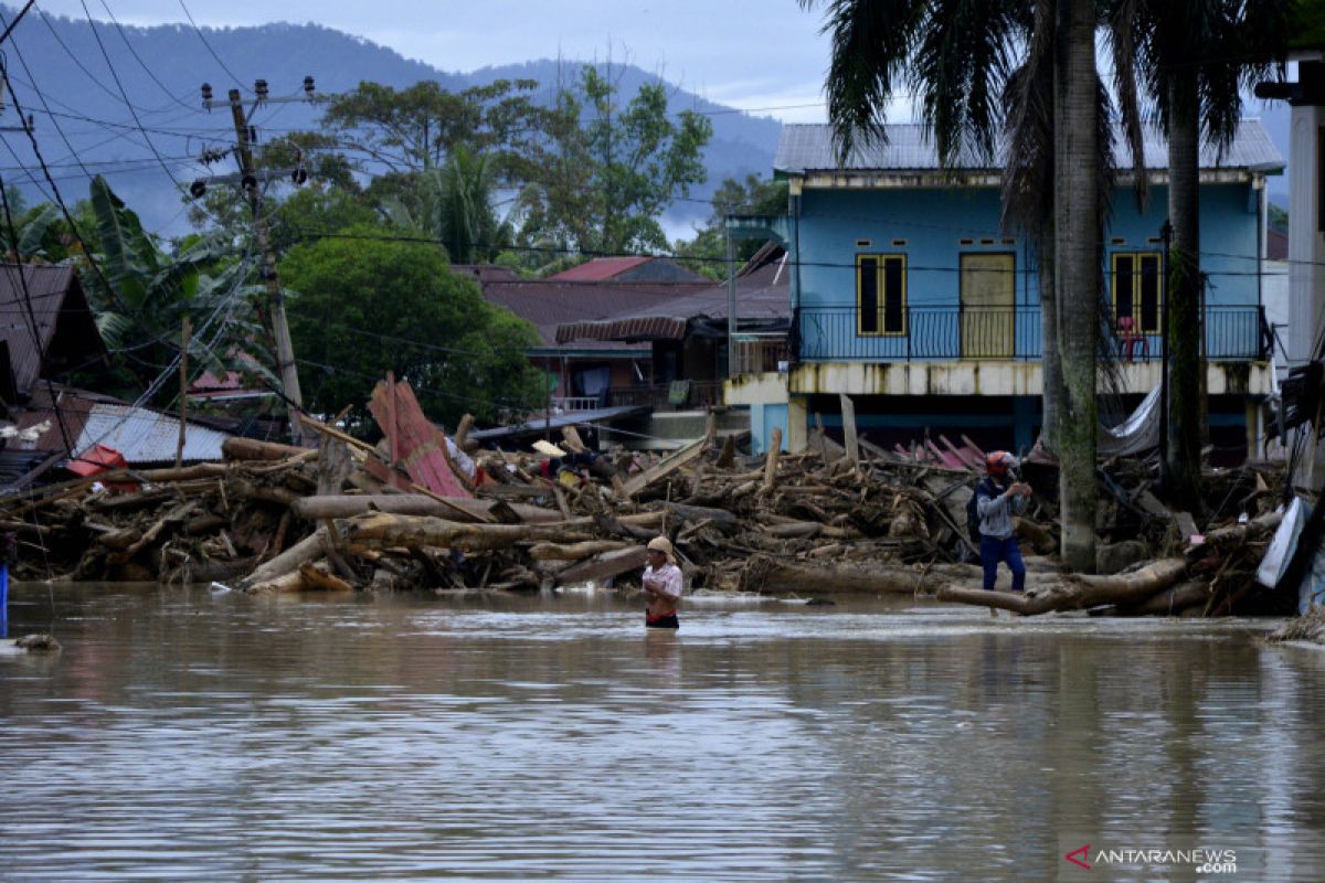 Korban jiwa akibat banjir di Luwu Utara bertambah jadi 16 orang