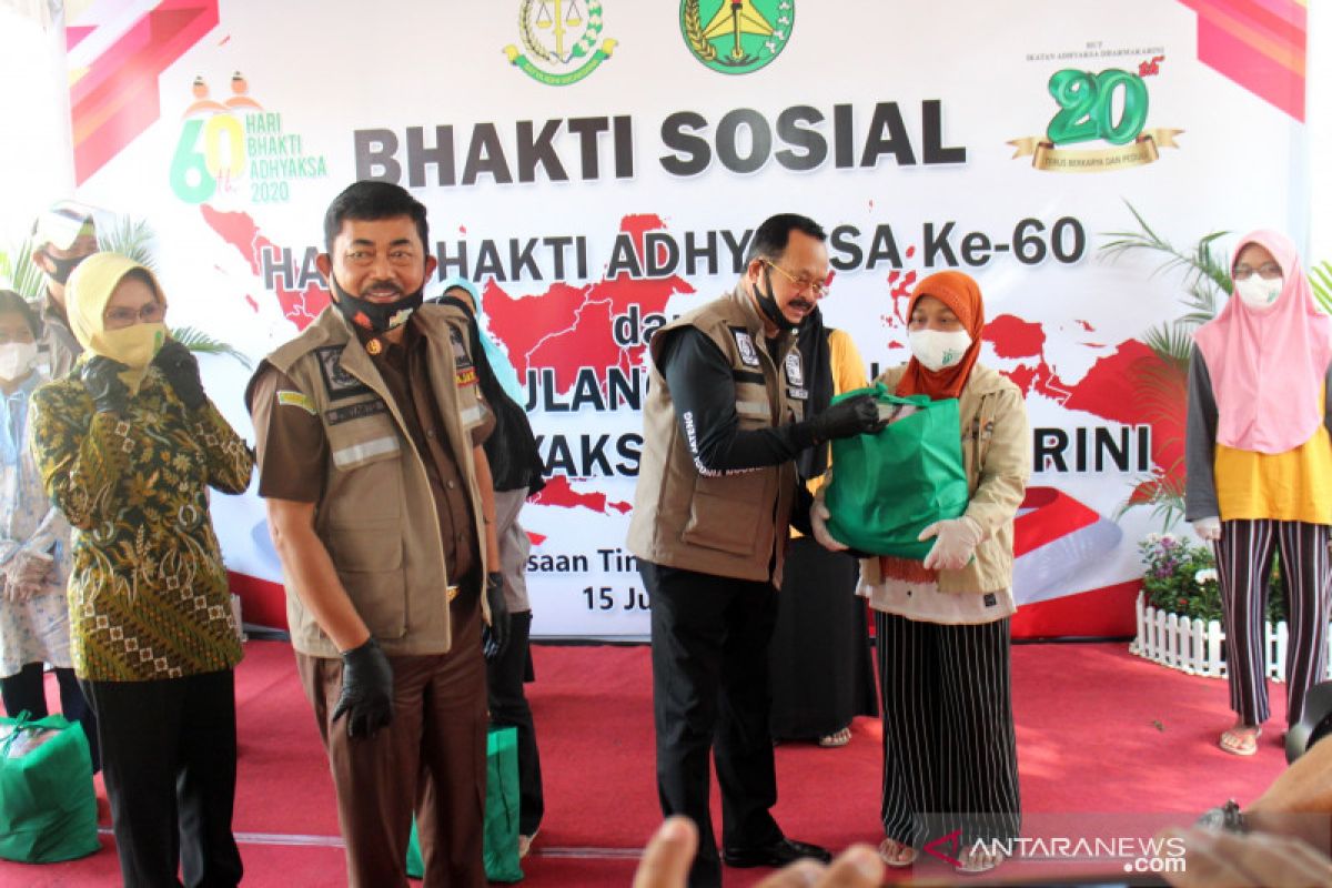 Kejati Jateng bagikan 1.000 paket sembako bagi warga Solo terdampak corona