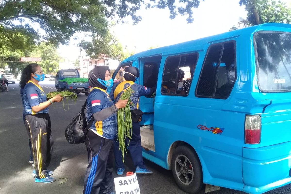 Panen di kebun ketahanan pangan Lantamal VIII dibagikan kepada warga