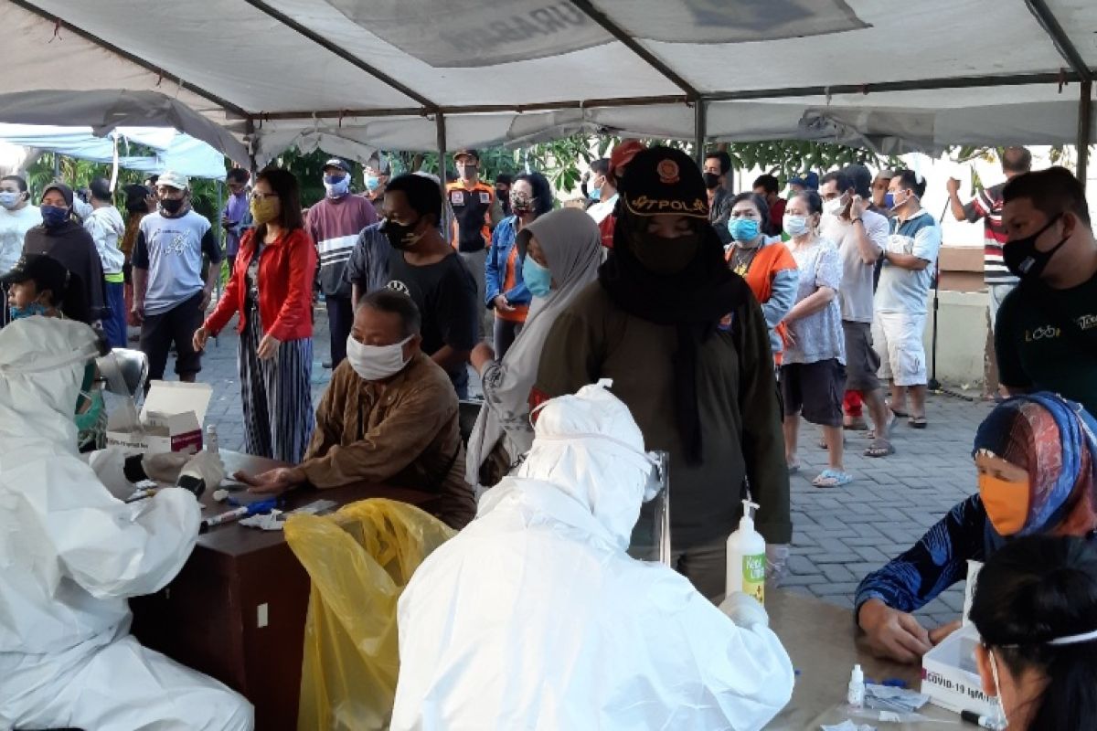 37 pedagang Pasar Keputran Surabaya ditemukan reaktif COVID-19