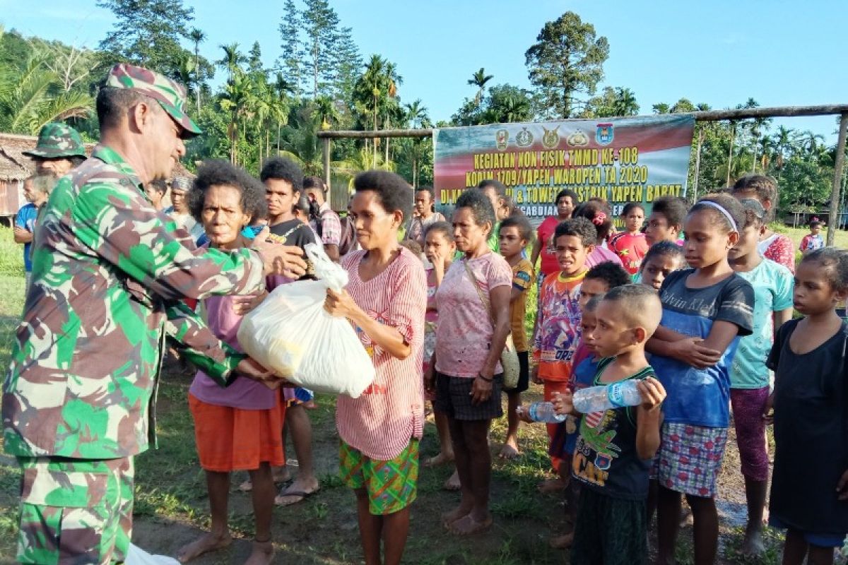 Satgas TMMD bagikan bibit pinang ke warga Kampung Natabui dan Toweta