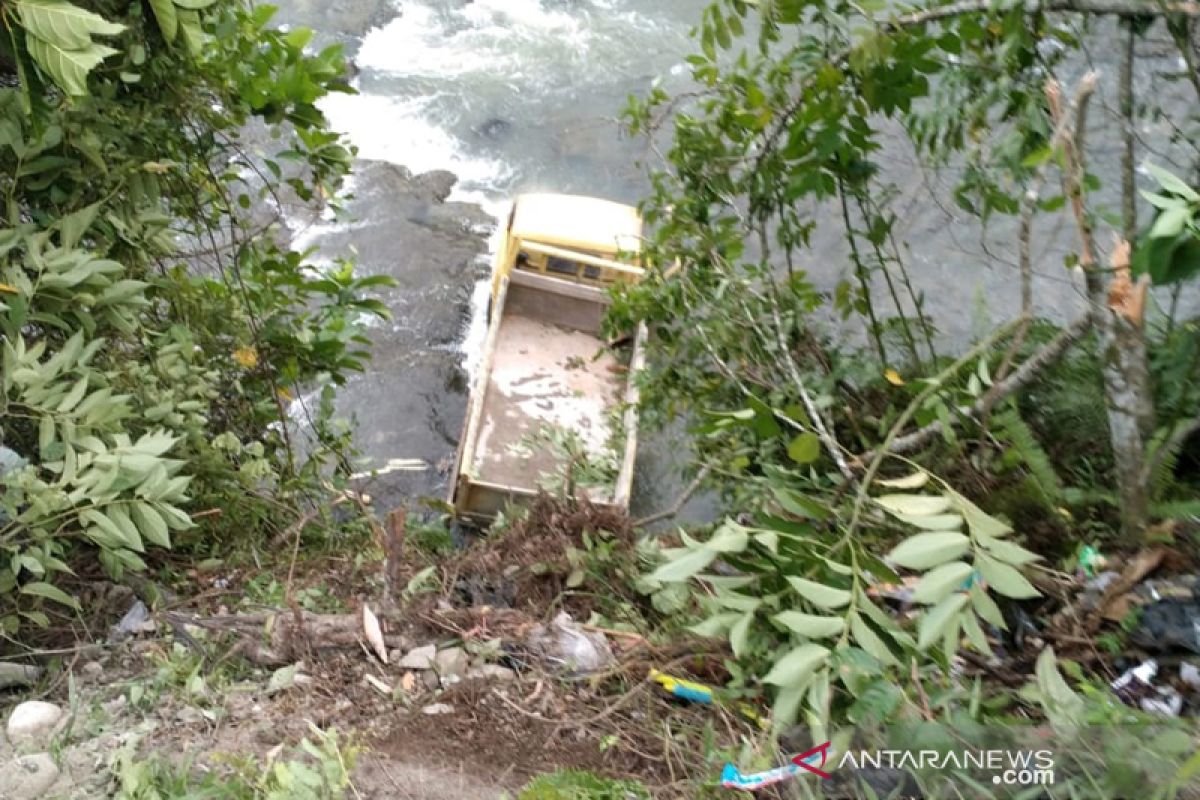 Truk terjun ke sungai di Bengkulu Tengah