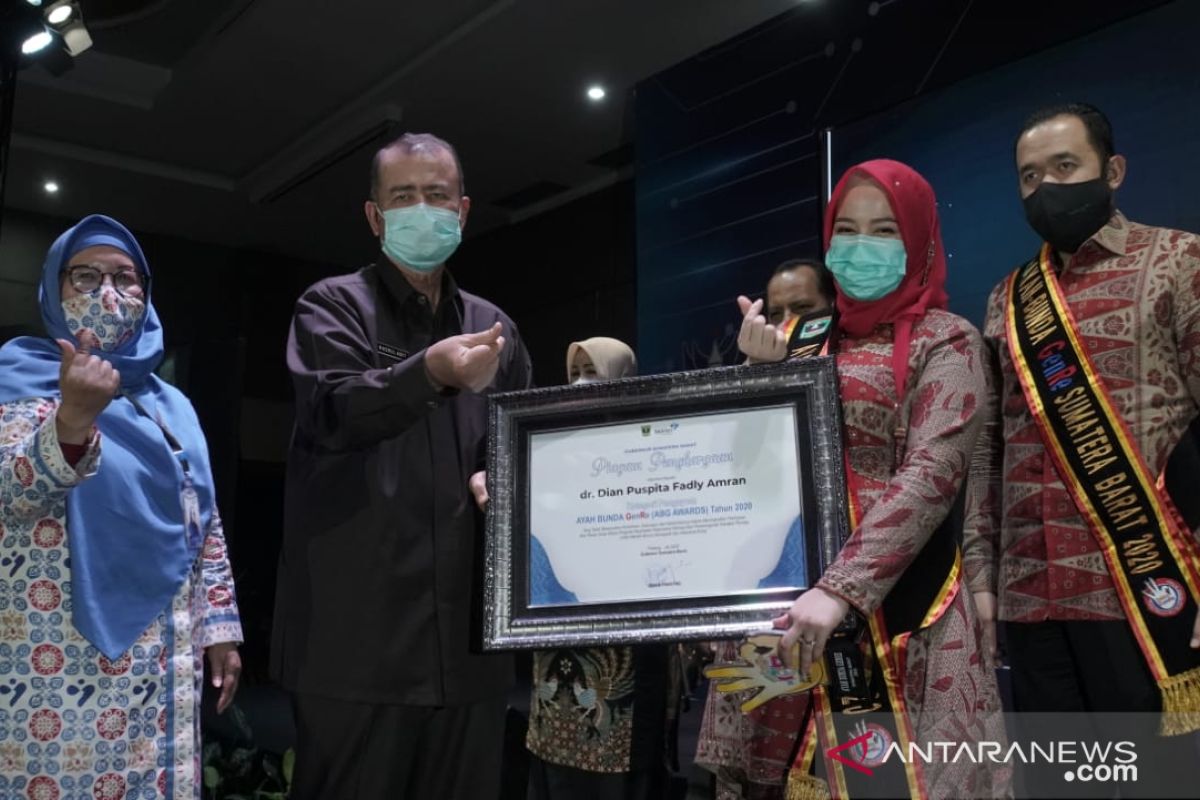 Wali Kota dan Ketua TP PKK Padang Panjang raih ABG Award