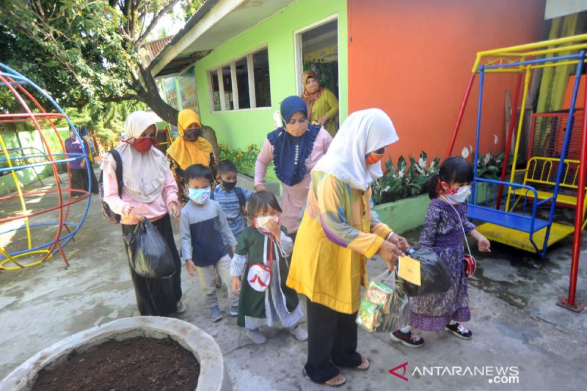 Bayar uang sekolah dengan sampah plastik