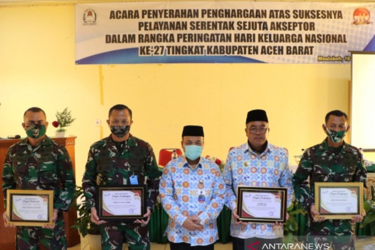 Bupati Aceh Barat raih penghargaan terbaik di Aceh, karena program Sejuta Akseptor KB Se-Indonesia sukses